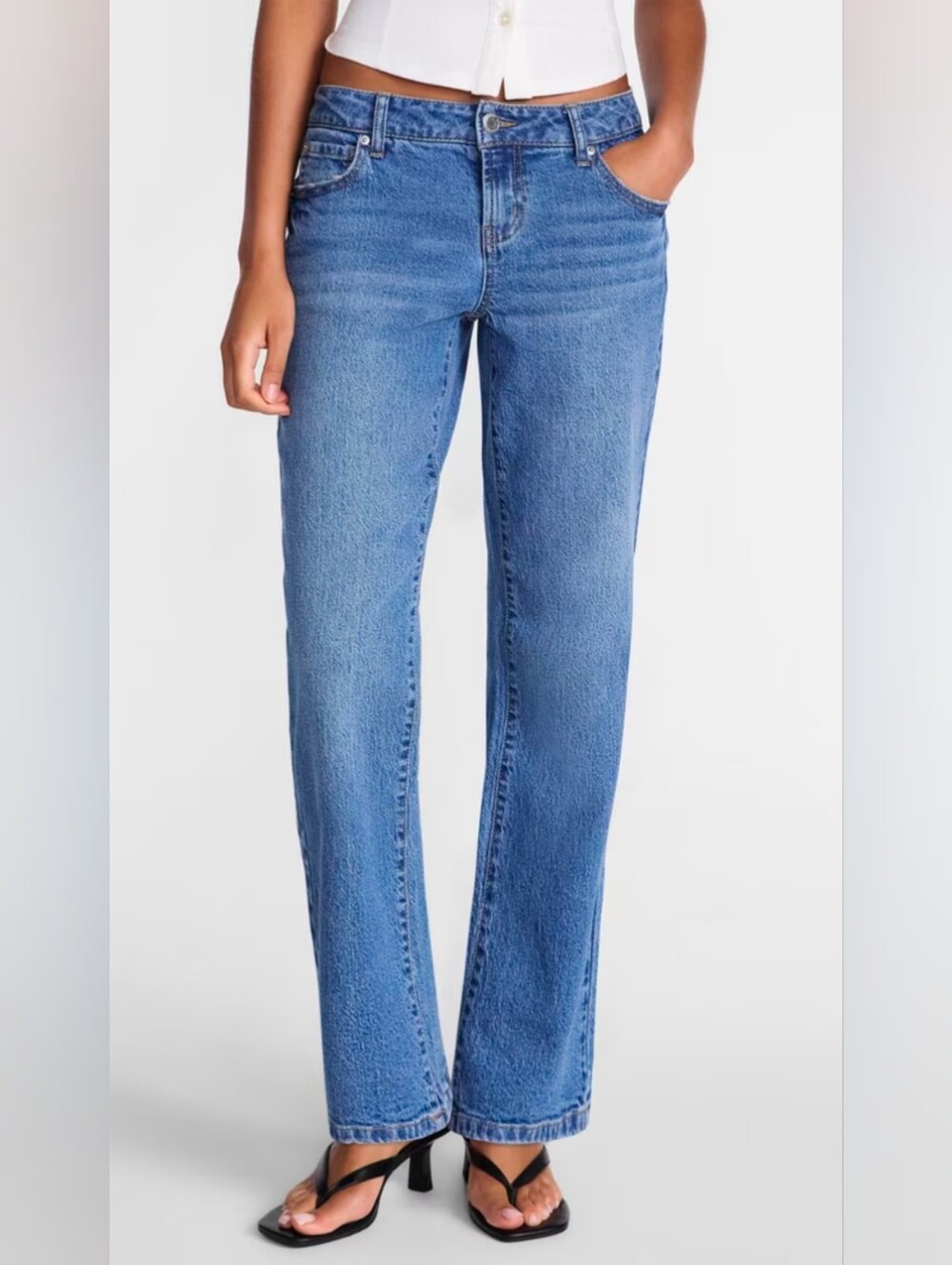 No Boundaries Women’s Straight Leg Jeans In Medium Wash